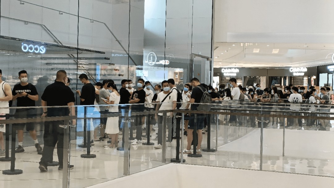 ◼︎广州天环广场苹果直营店外排队的人群，图源：时代周报记者摄
