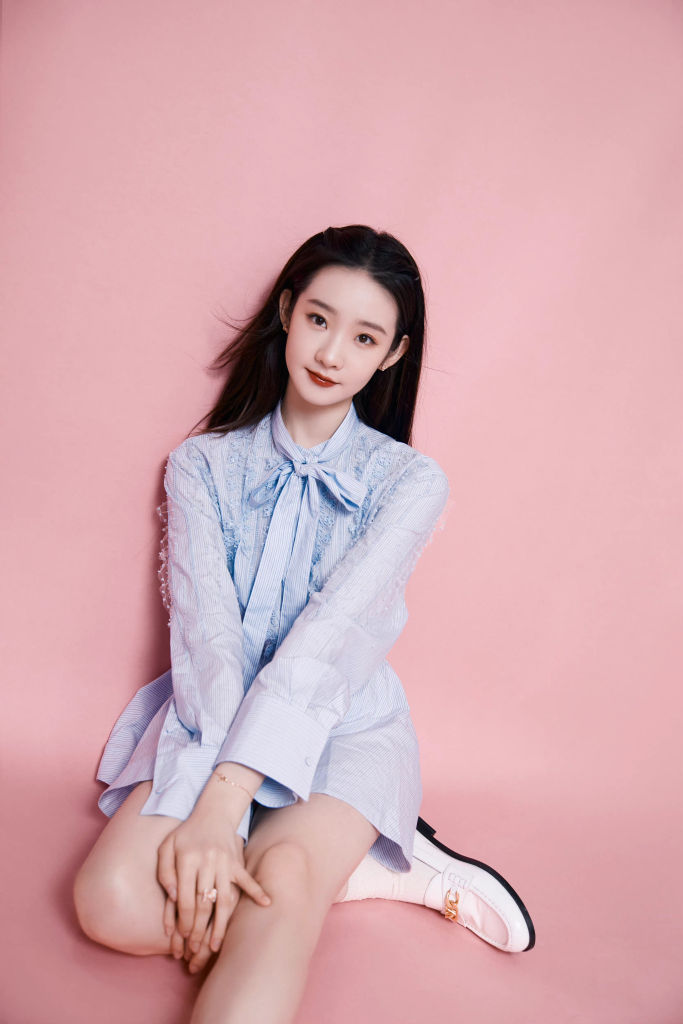 张艺凡《你好星期六》造型写真释出 短裙秀美腿身姿曼妙_高清图集