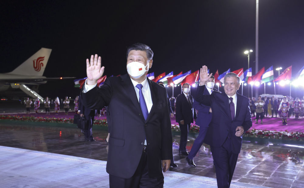 当地时间9月14日晚，国家主席习近平乘专机抵达撒马尔罕，开始对乌兹别克斯坦共和国进行国事访问并出席上海合作组织成员国元首理事会第二十二次会议。这是乌兹别克斯坦总统米尔济约耶夫、政府总理阿里波夫、外长诺罗夫、撒马尔罕州州长图尔济莫夫等高级官员在机场热情迎接。新华社记者鞠鹏摄