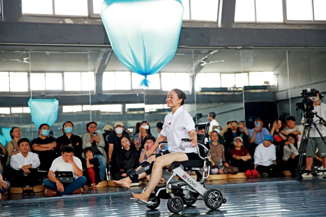 9月3日，在“行走的云：为了明天的聚会”特别演出上，高艳津子坐着轮椅跳了最后一支舞。摄影/本刊记者 徐鹏远