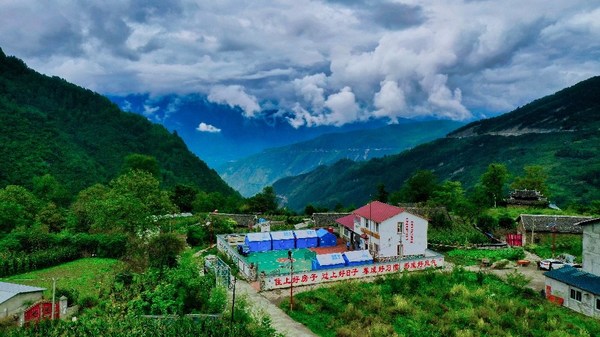 壹基金为冷碛镇最偏远的黑沟村送去帐篷和粮油等物资