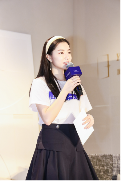 　　图为合和舍Heshecasa董事长 张家雯女士做欢迎辞并描述合空间未来价值与定位