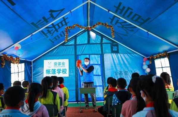 　　孩子们在帐篷学校学习“安全教育课”