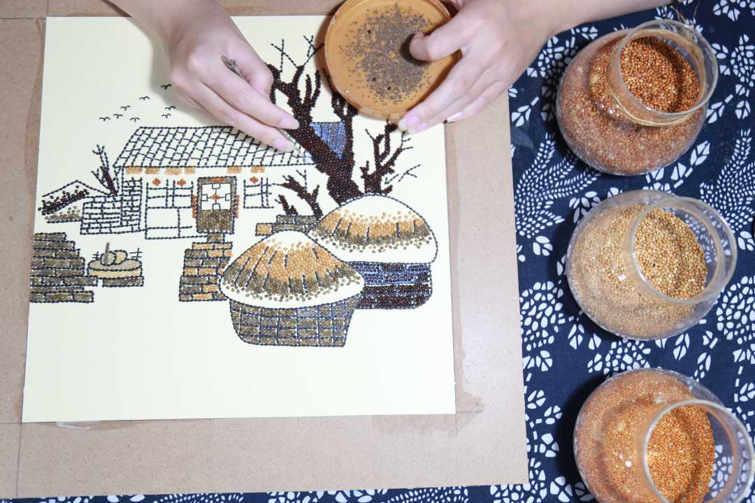 河北省馆陶县粮画小镇寿东村,粮画姑娘制作的粮画作品.郭江鹏摄