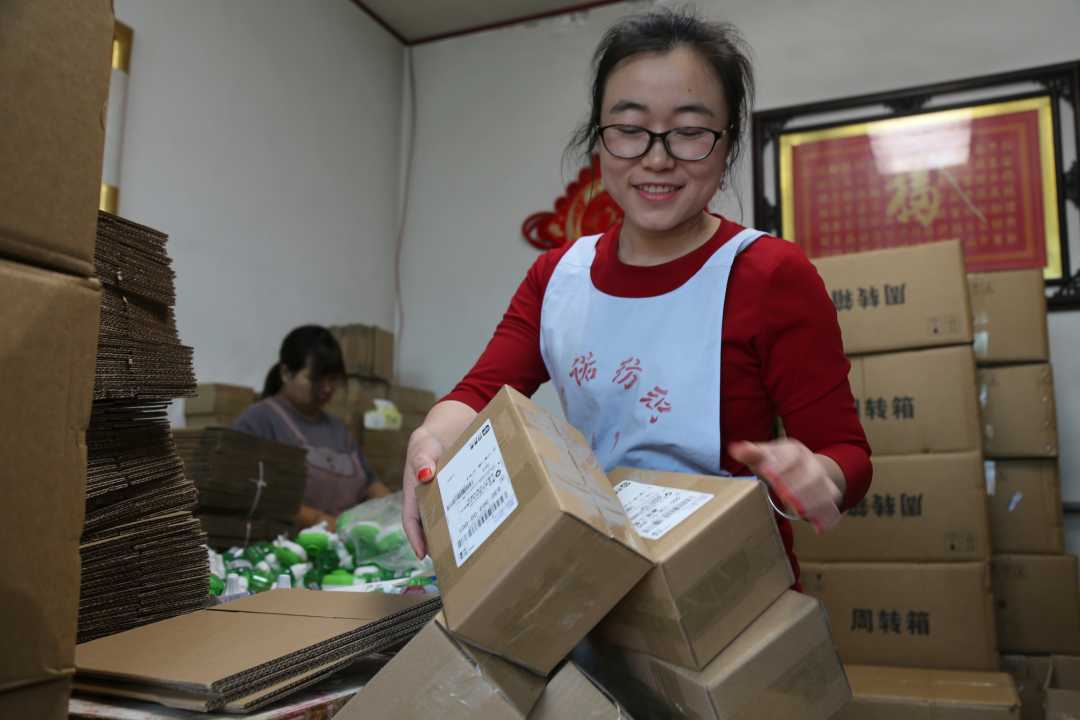 蠡县赵锻庄村电商基地内,工人正在打包蚊香液.张旭宁摄