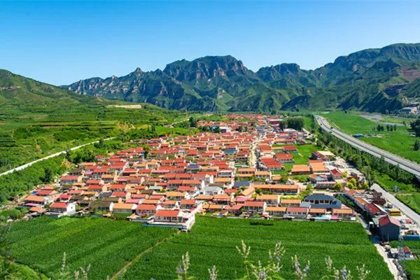 滦平县红旗镇南白旗村农村新貌. 王兴臣摄