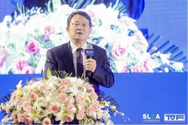 　　▲深圳市第三人民医院党委副书记、院长/美国微生物科学院院士卢洪洲作《全球新冠疫情趋势和中国的预防策略》专题报告