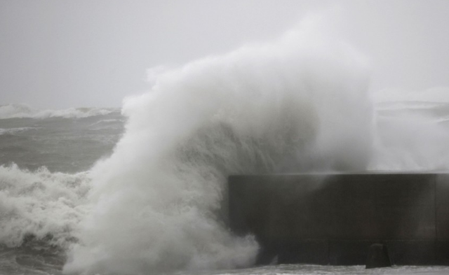 受超强台风“南玛都”影响，宫崎市的海边掀起大浪。（图源：日本共同社）