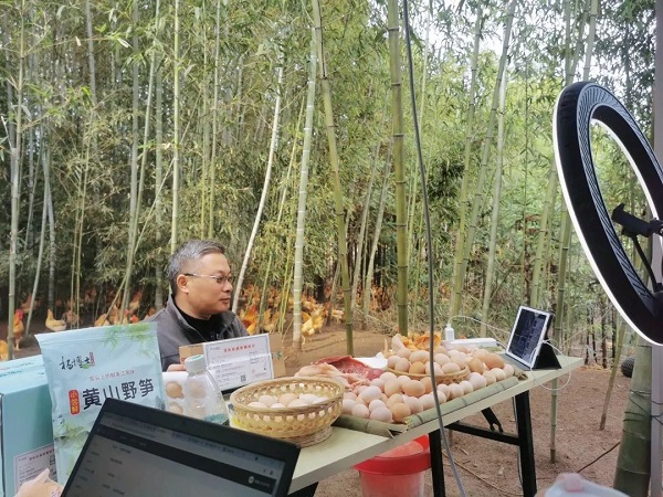 　　正在工作的杨木旺