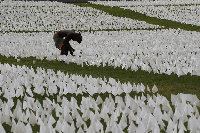 2021年9月21日，美国华盛顿国家广场竖起白旗纪念新冠死者 图自澎湃影像