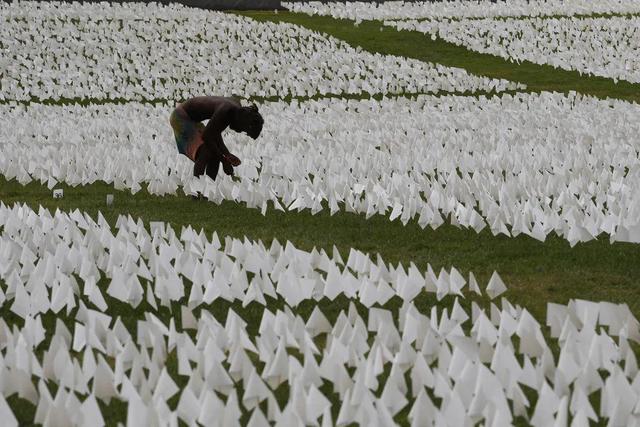 2021年9月21日,美国华盛顿国度广场竖起白旗挂念新冠死者 图自倾盆影像