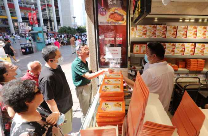 市民在选购鲜肉月饼 图片起原:新华社记者 方喆 摄