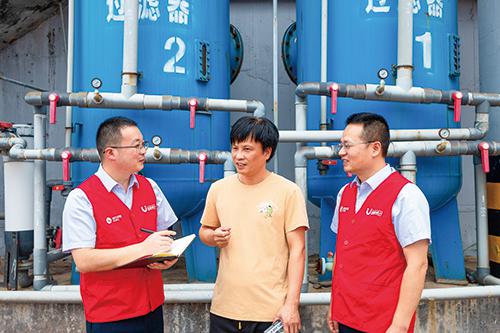图为常山农商银行客户经理走访浙江永和新材料科技有限公司询问生产经营和转型升级情况。