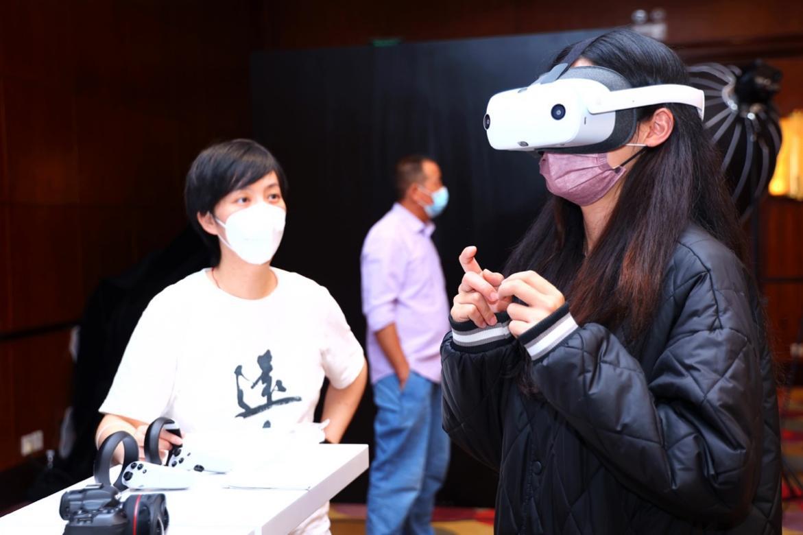 　　图8 学员在VR体验区体验