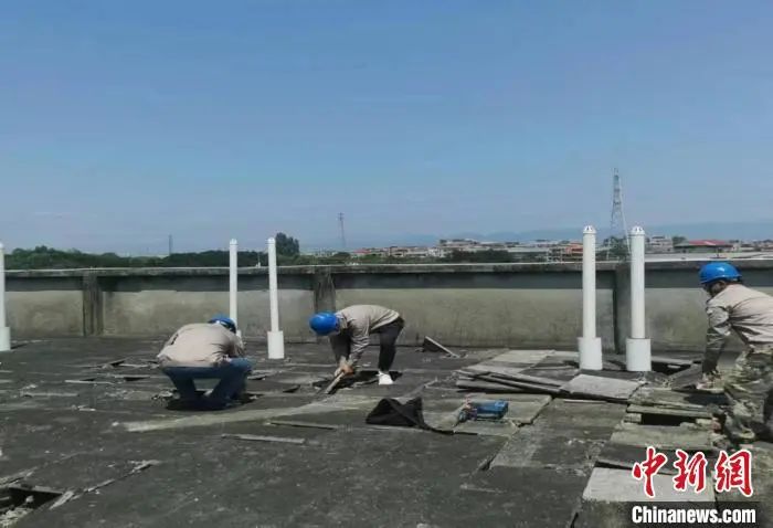　　施工队正在福建高速龙掘东服务区屋顶施工作业。　王文滨摄