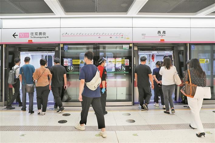 9月15日,市民乘坐深圳地铁10号线出行. 深圳晚报记者 张焱焱 摄
