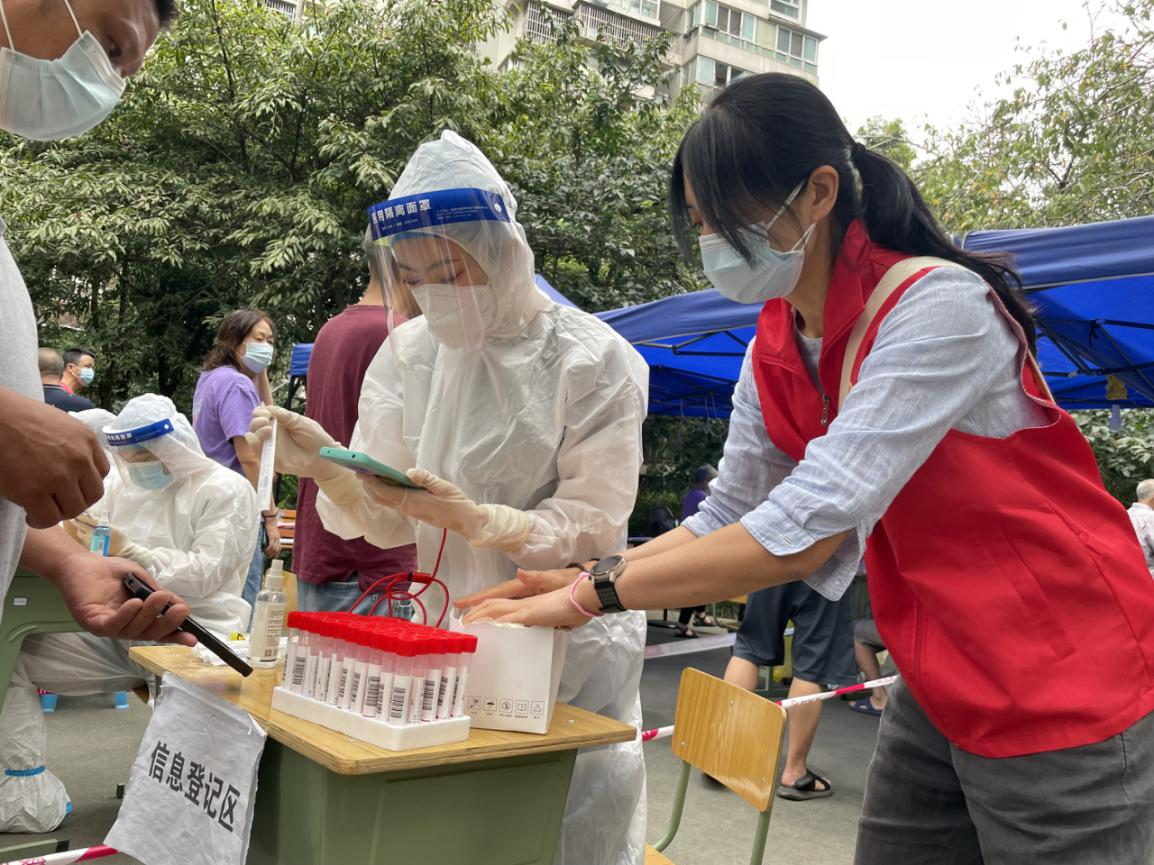 该行志愿者下沉当地社区开展志愿服务