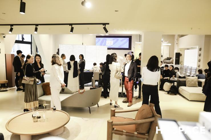 　　图为合空间展厅开幕现场：来宾们轻松听家居讲解、自行打卡、参加花艺、互动与社交