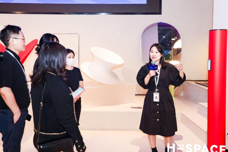　　图为合空间展厅开幕现场：来宾们轻松听家居讲解、自行打卡、参加花艺、互动与社交