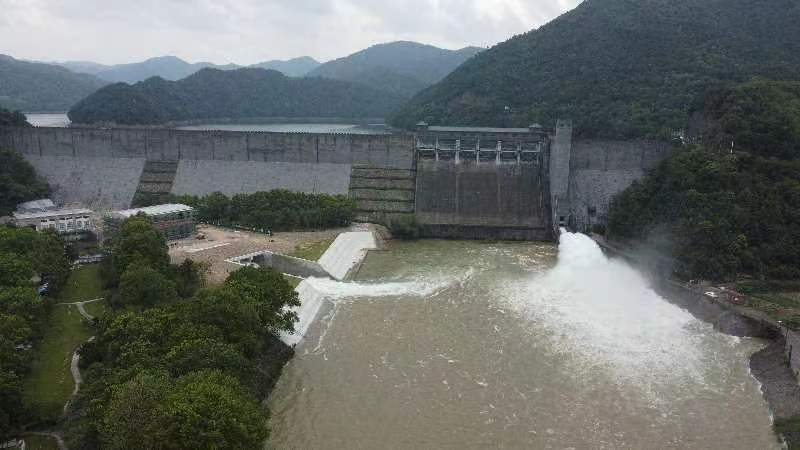 泄洪闸下泄流量大,水位限制条件多,只有水库库容和水位超出一定限度
