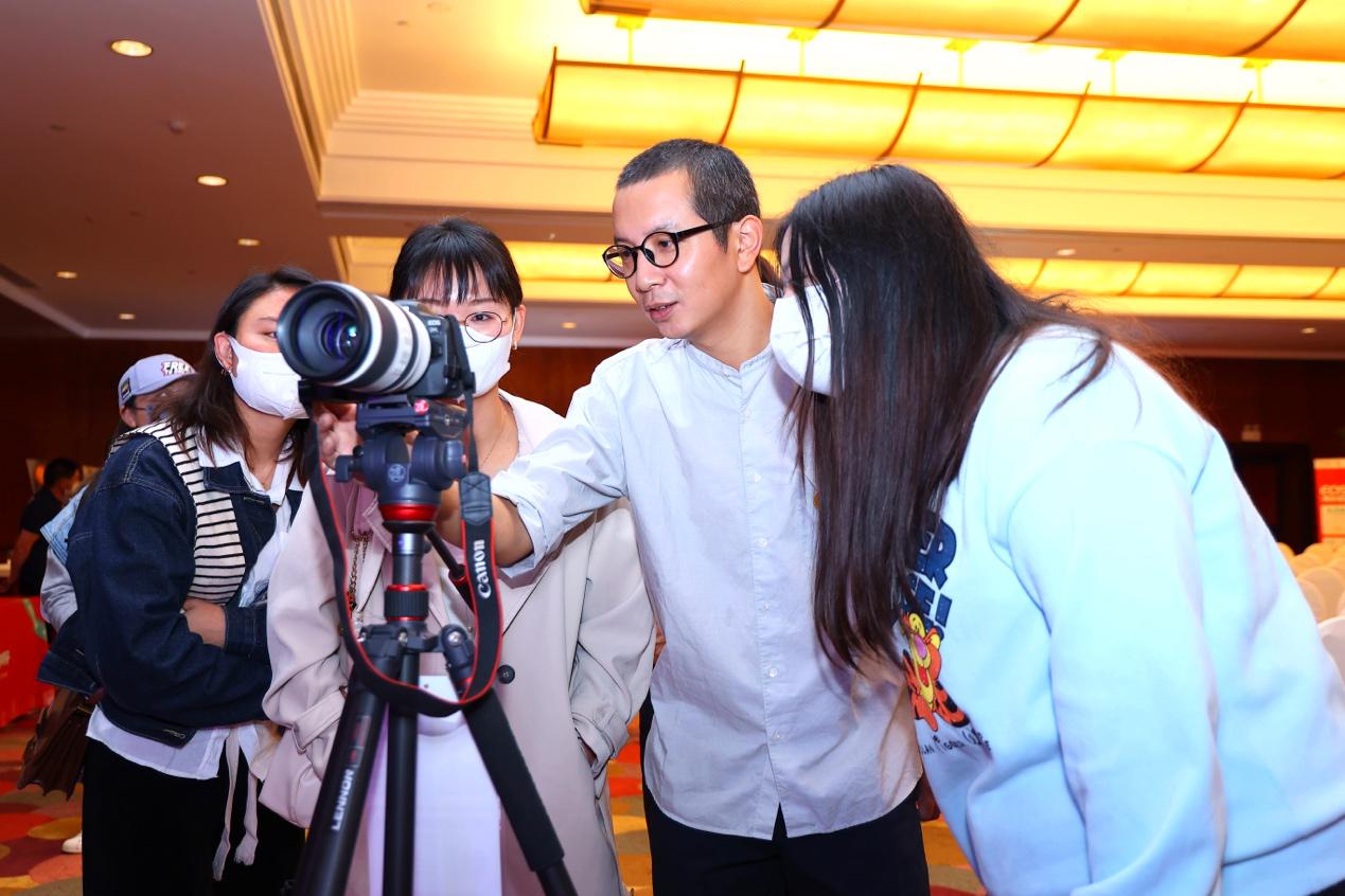 　　图12 佳能大篷车讲师张晶在体验区教拍