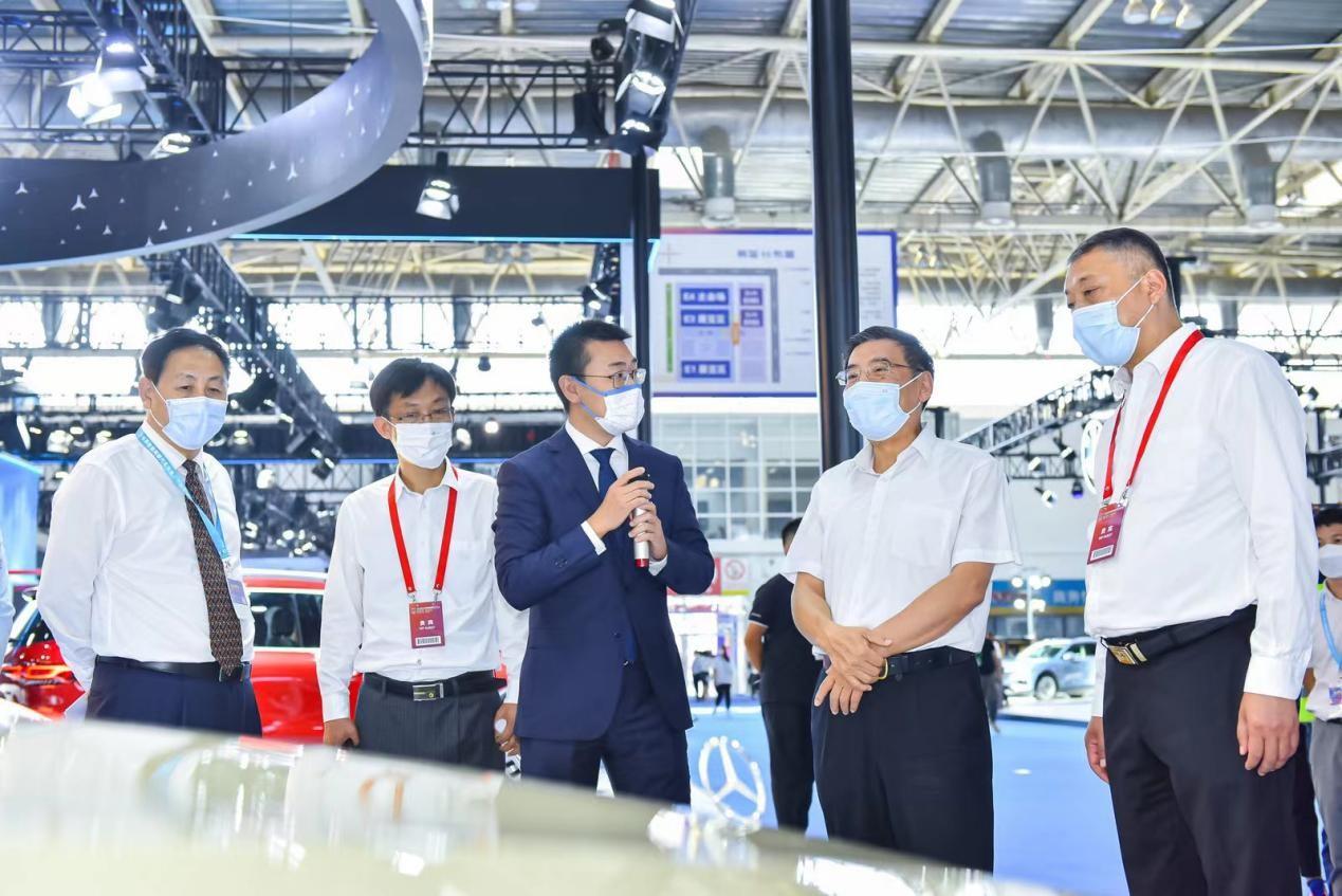 　　第十三届全国政协经济委员会副主任、工业和信息化部原部长苗圩莅临展会参观指导