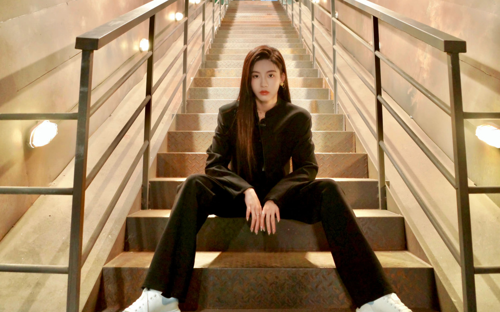 孙芮晒节目花絮随拍 着黑西装出镜美又飒_高清图集_新浪网