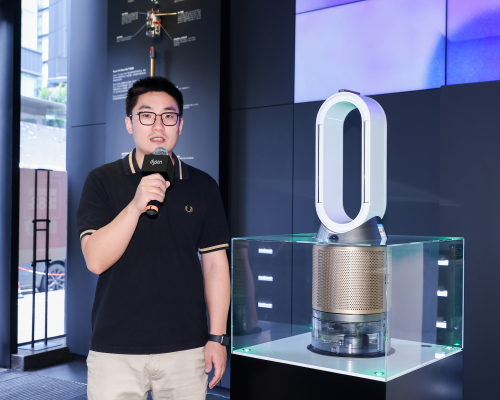 　　戴森工程师许鹏远现场展示戴森空气净化风扇的创新技术