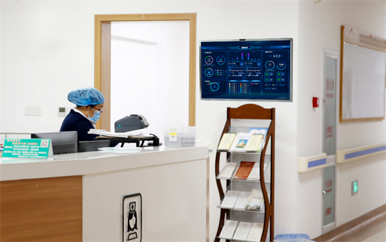 　　图为养老院长者健康数据显示屏