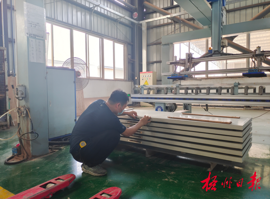 广西长江木业有限公司生产车间内工作人员正在对产品进行检验.罗枚 摄