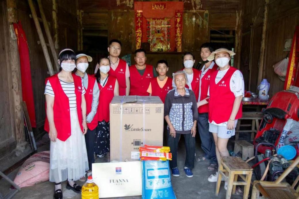 ▲汇众天使江西团队为东山村贫困家庭送去爱心物资