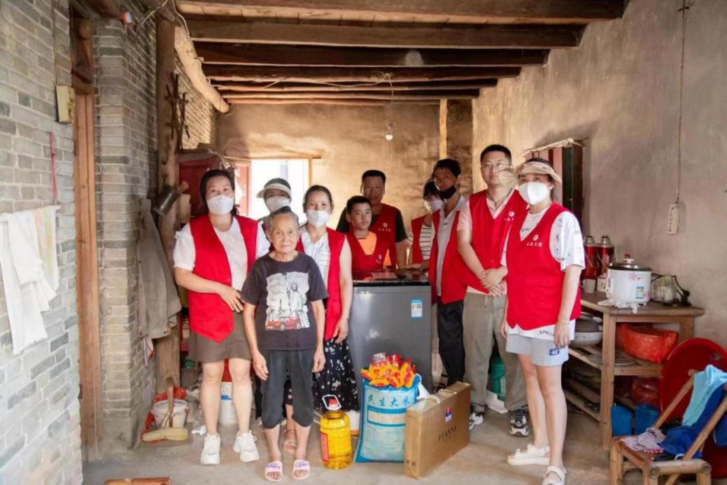 ▲汇众天使江西团队为东山村贫困家庭送去爱心物资