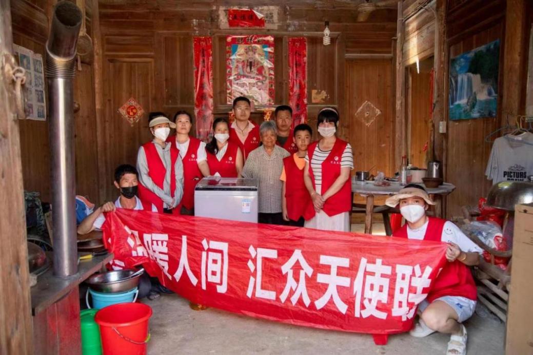 ▲汇众天使江西团队为东山村贫困家庭送去爱心物资