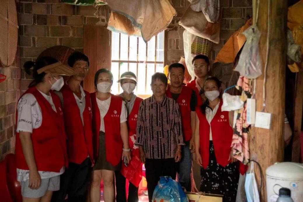 ▲汇众天使江西团队为东山村贫困家庭送去爱心物资