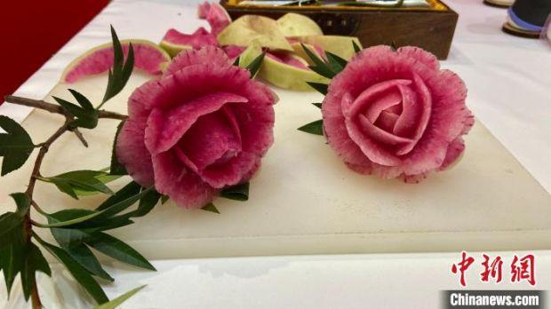 鲁菜大师用萝卜雕刻的花朵. 孙婷婷 摄