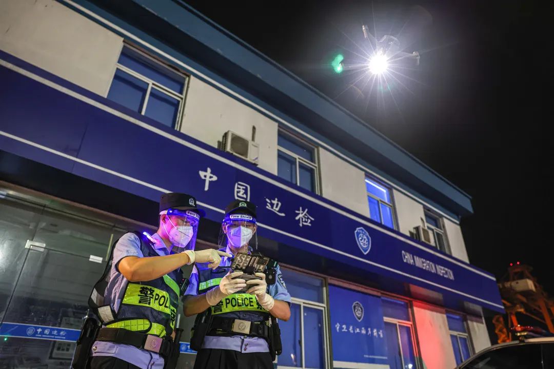图为该站移民管理警察使用无人机开展夜间巡逻.(吴泽宁&nbsp;摄)