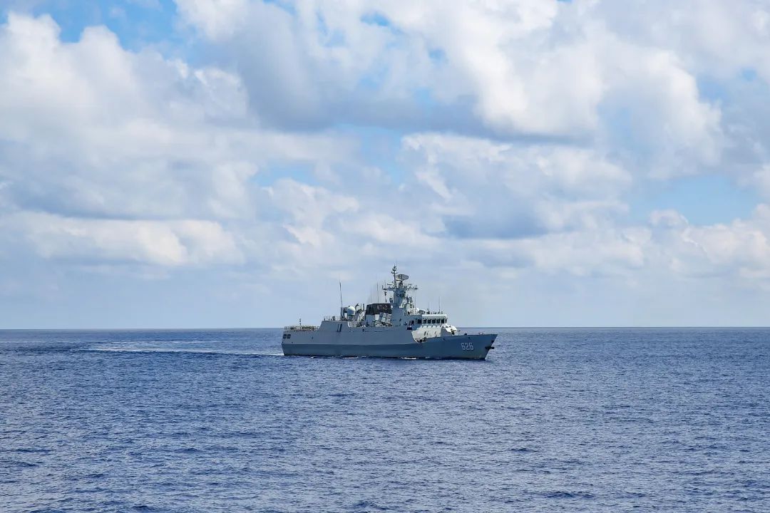 中秋时节,某护卫舰支队梧州舰解缆起航,奔赴某海域开展海上全训合格