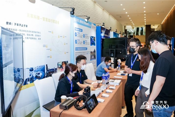 　　寅家科技工作人员为参观嘉宾提供专业讲解，对未来合作发展做进一步交流沟通。