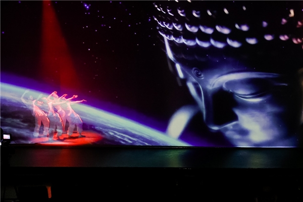 　　成家班-龙韵武艺团演出体舞《金刚》