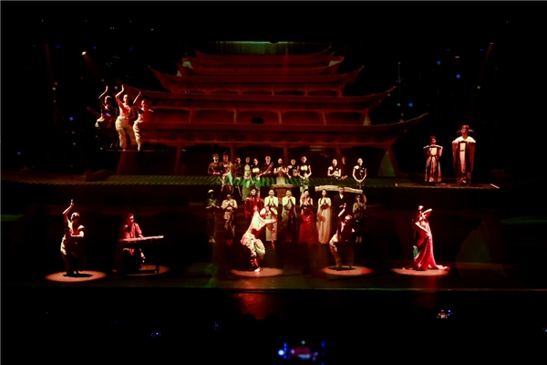 　　全体演员参演《绚丽敦煌》