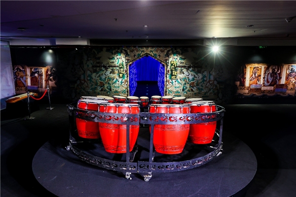 　　敦煌壁画复原乐器展