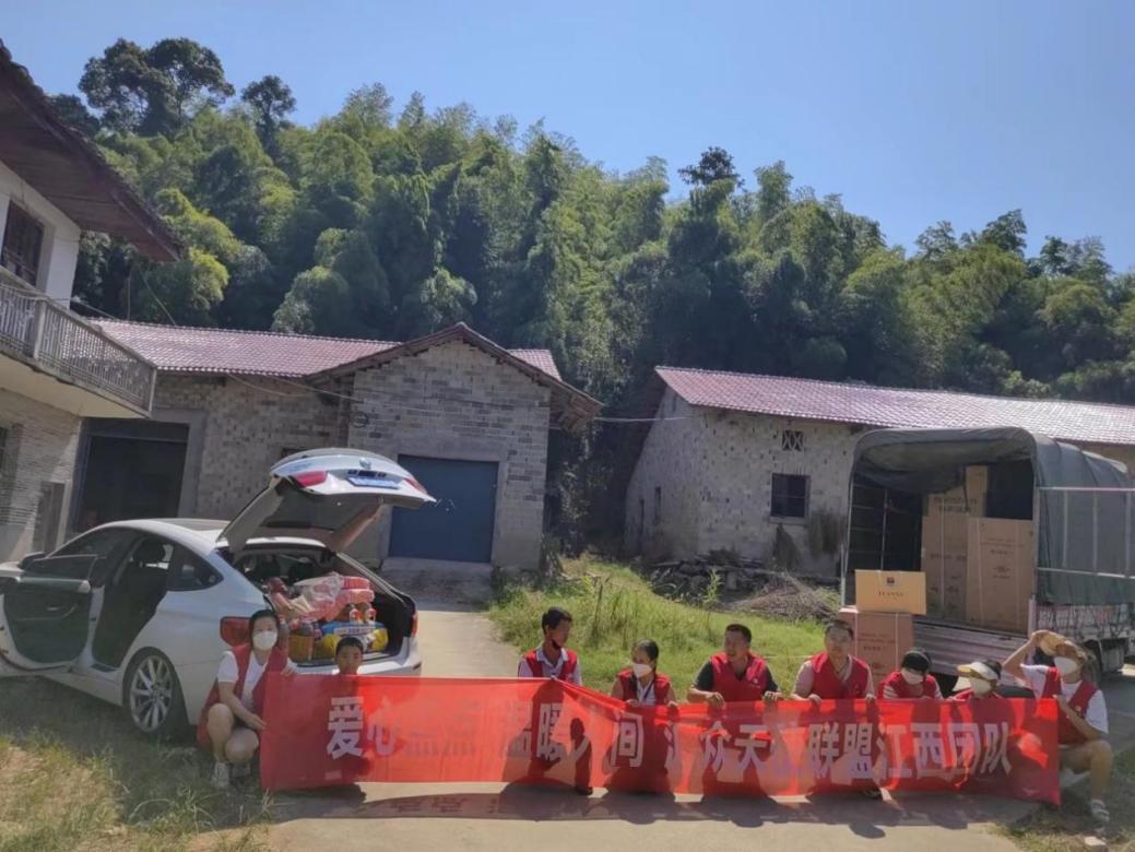 ▲汇众天使江西团队满载爱心物资抵达东山村