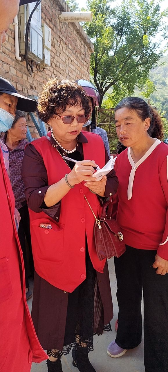 ▲汇众天使陕西神木孔雀团队进行帮扶情况登记