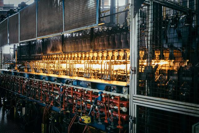 法国弓箭公司工厂的一处玻璃生产设备 图自《纽约时报》