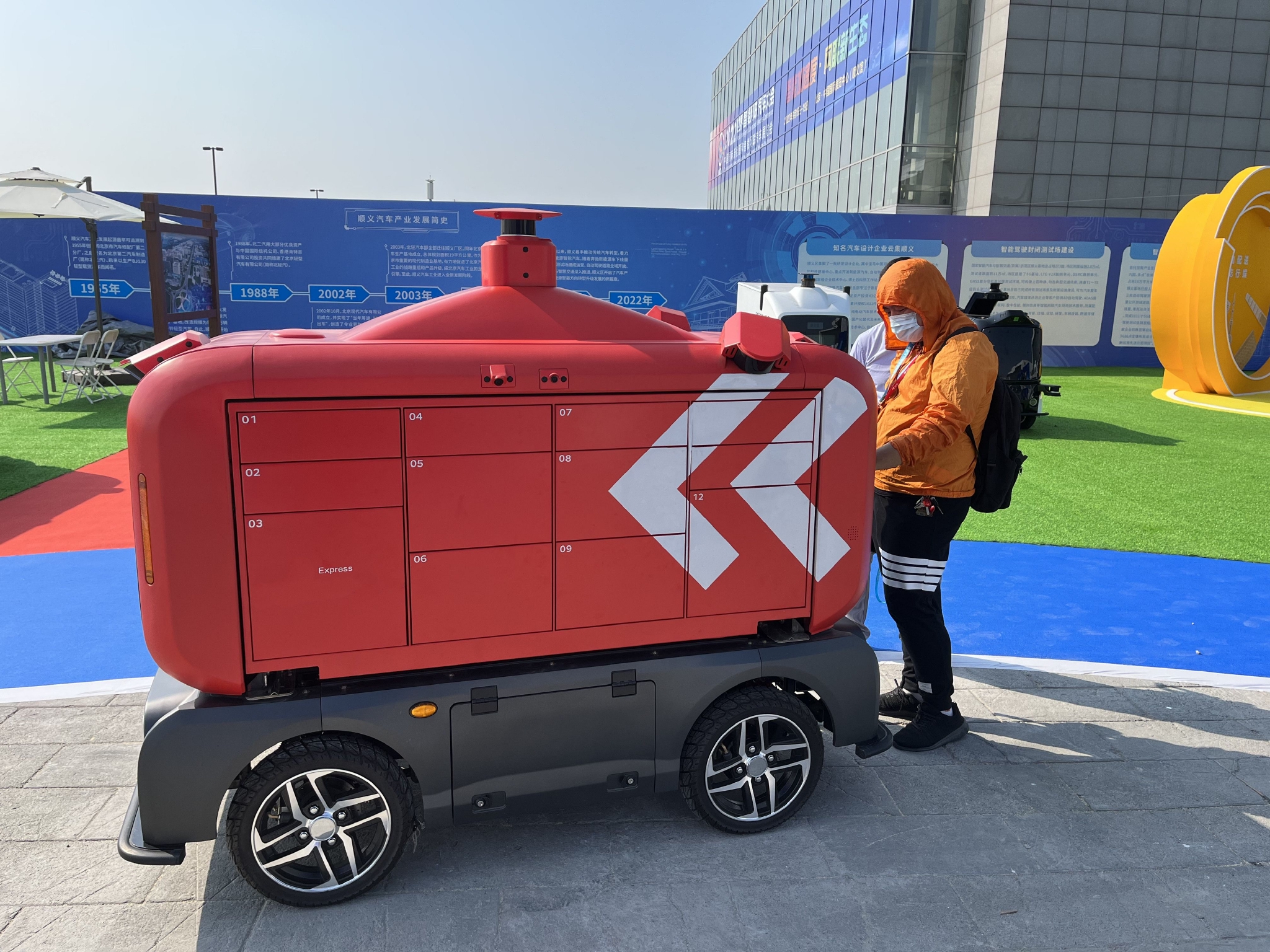 智能快递车已融入消费者的日常生活.吴博峰/摄