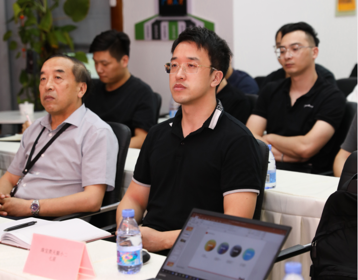 　　图为黛米集团总裁郑靖和总顾问郑宗斌聆听各品牌掌门人的汇报