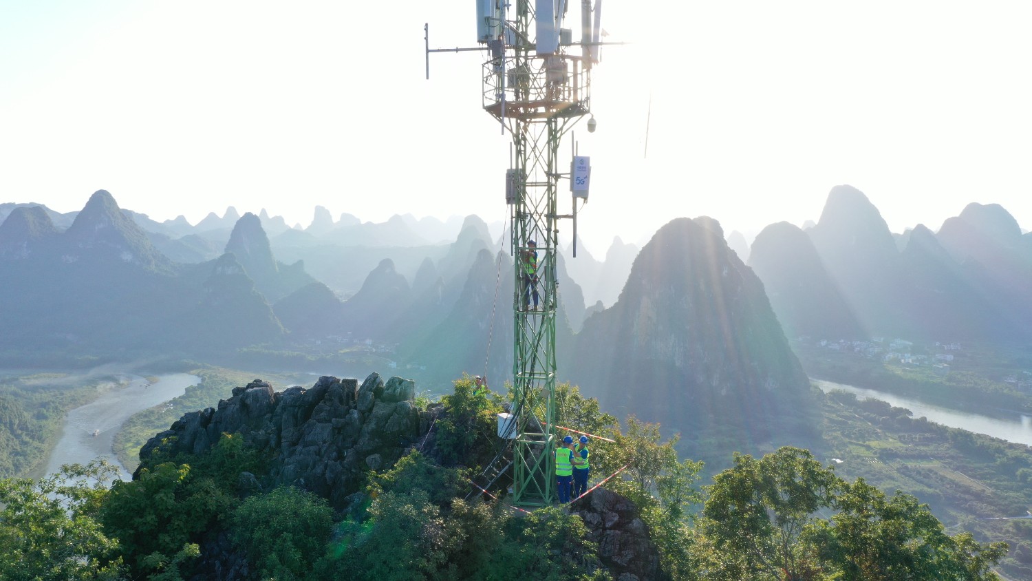 守护着绿水青山的中国移动5g基站 &nbsp;徐先丽/摄