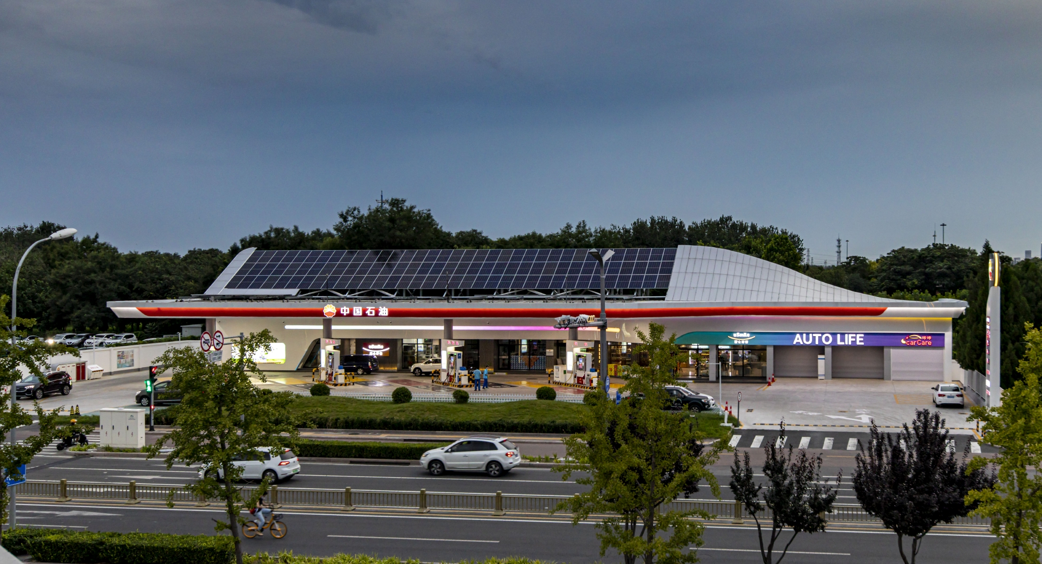 亦庄加油站是中国石油首座太阳能供电的加油站. 吕殿杰 摄