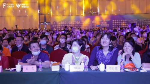 　　▲陈默老师的演讲引起众多家长共鸣，论坛现场高潮迭起