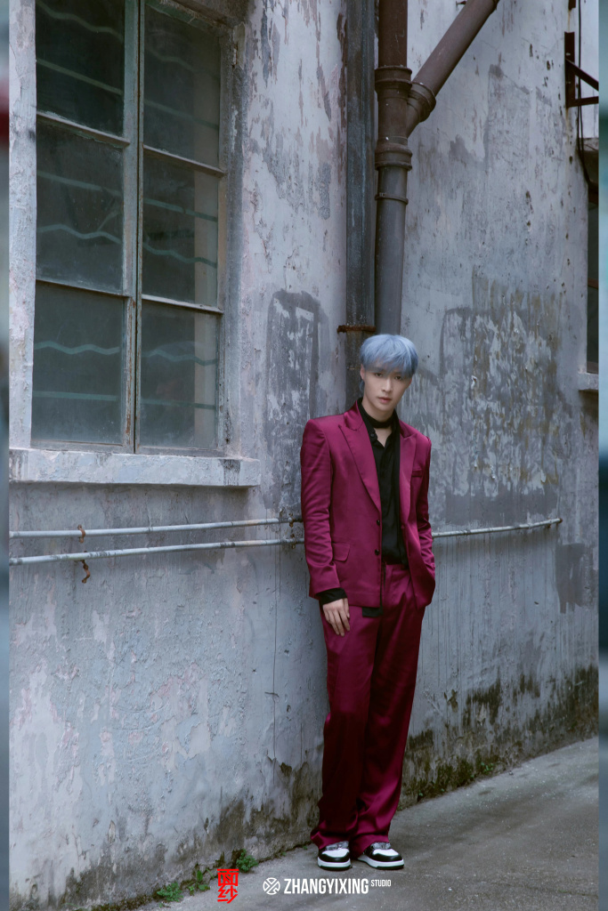 张艺兴新歌面纱银发脸链造型写真释出紫色西服套装摩登时尚